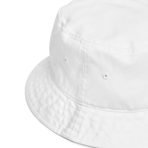 Side view of white organic cotton bucket hat with pink pineapple embroidery – Pepa de Mango